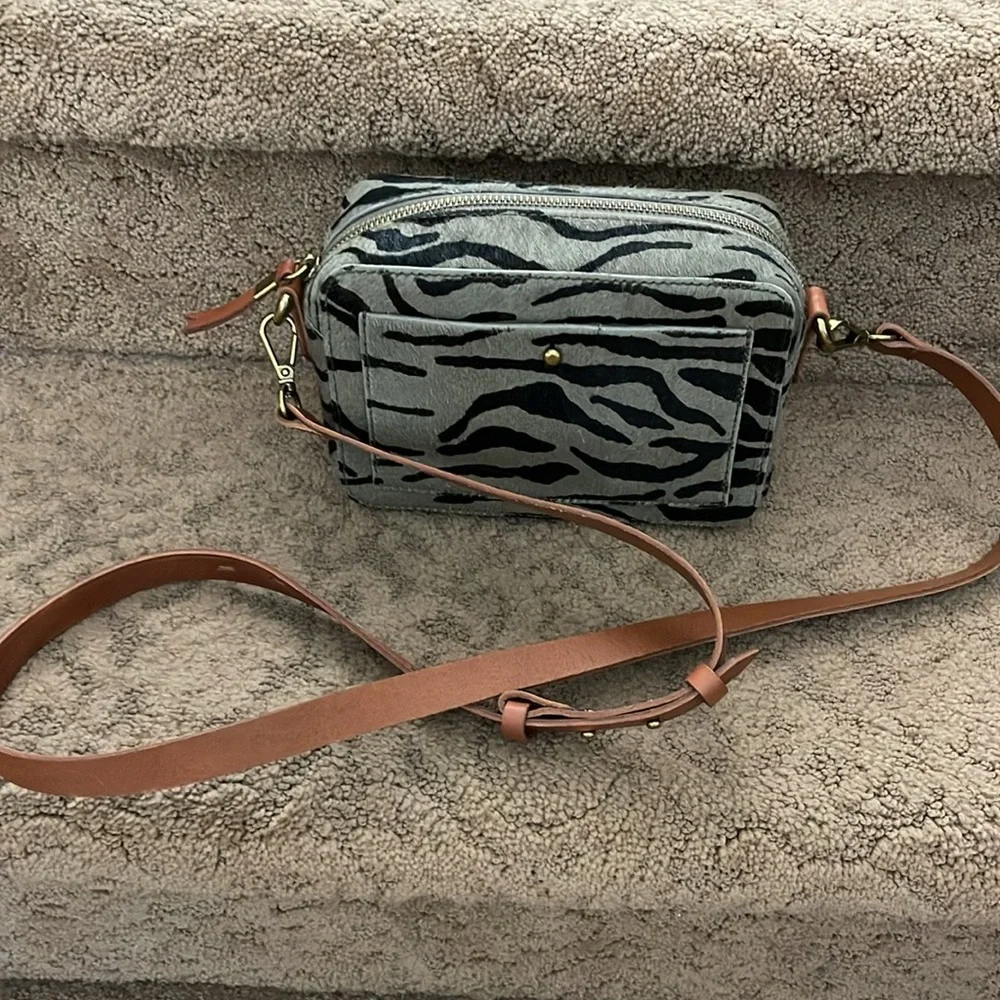 Madewell The Transport
Camera Bag: Tiger Calf Hair olive green NWT - Picture 5 of 7
